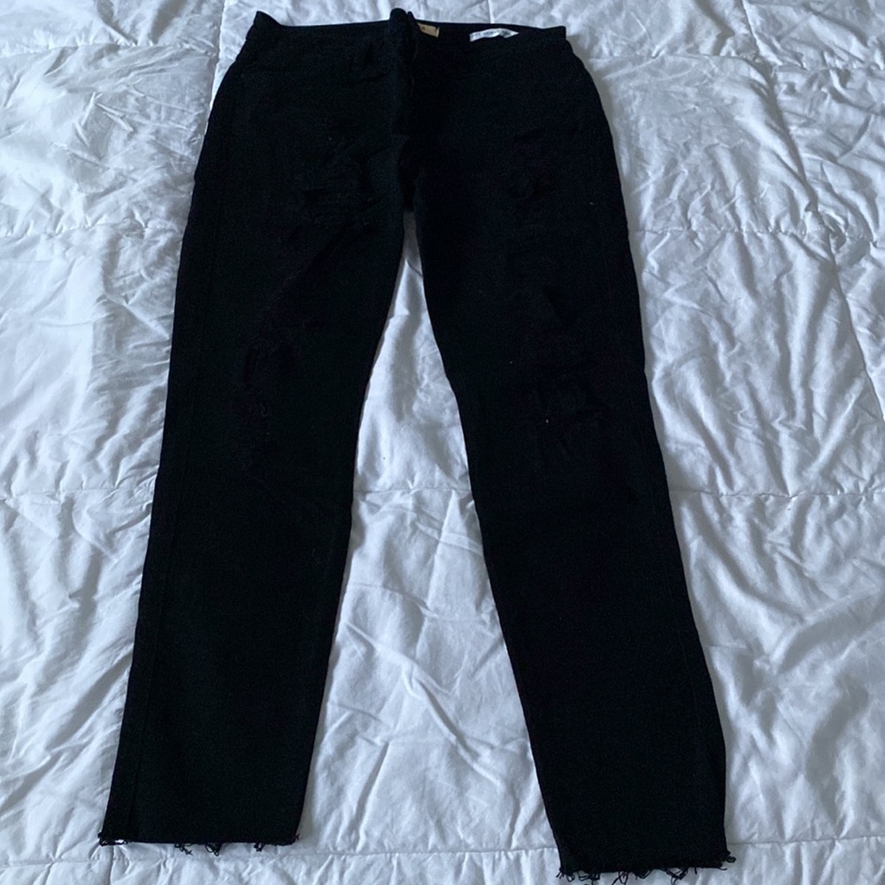 ⭐️2/20 - GUESS Black Distressed Skinny Ankle Jeans